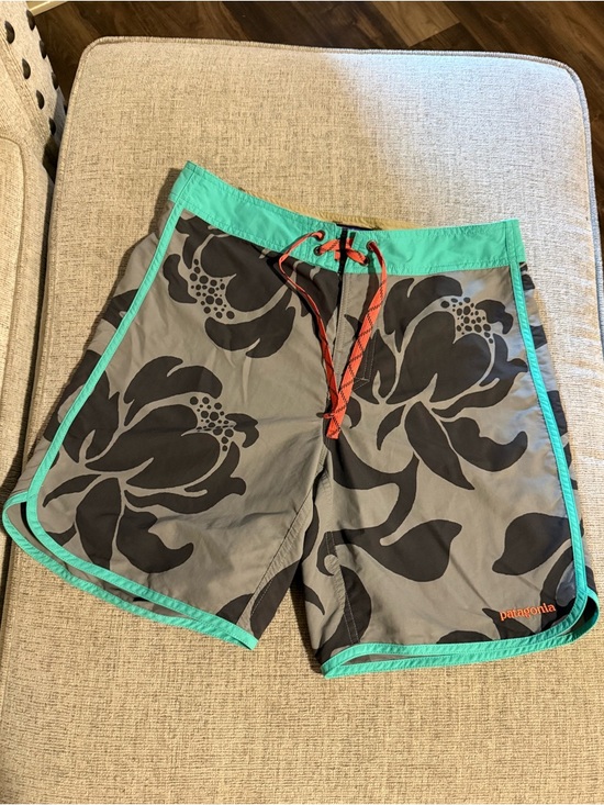 Patagonia Other - Patagonia Wavefarer men’s board shorts size 30
